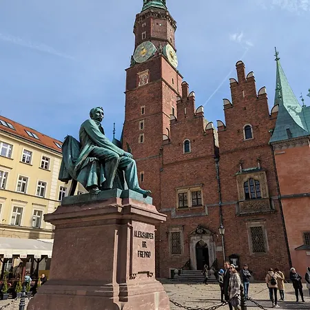 3-bedroom In Town Square Апартаменты Вроцлав